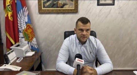 Asanović od Radunovića traži da prekine izdavnje građevinske dozvole