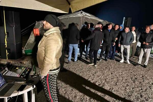 Botunjani uz muziku čekaju rezultate referenduma